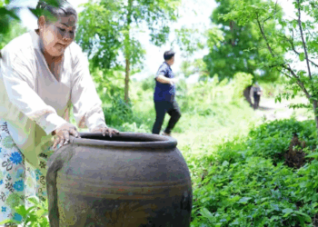 [หนังเต็มเรื่อง] 486H0815 E สามีภรรยาคู่นี้ลงโอ่งเพื่อหนีคดี แต่โชคไม่ดีโอ่งนี้อยู่ในบ้านของสารวัตร