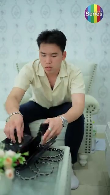 [หนังเต็มเรื่อง] 490H0815 E หญิงสาวที่อยู่ในรูปนั้นคือคนเดียวกันกับเมียเขา สรุปผู้หญิงคนนี้เป็นเมียใครกันแน่