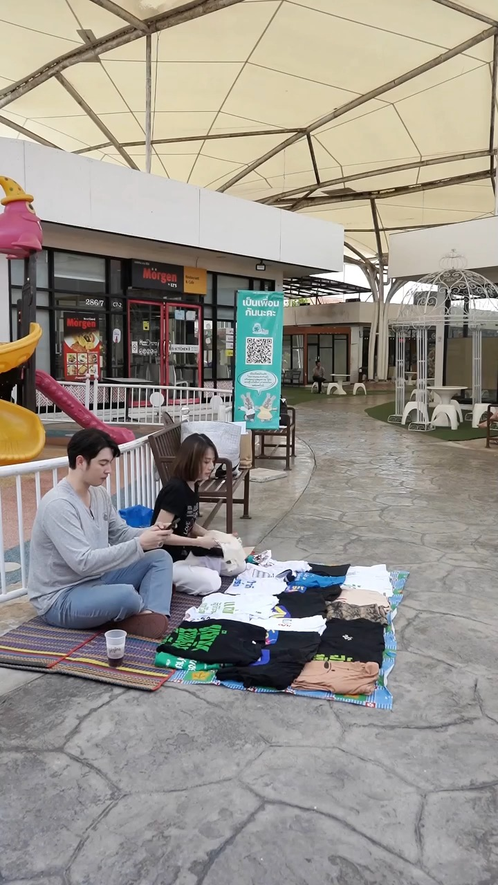 [หนังเต็มเรื่อง] 702H0805 R เจอเพื่อนเก่าเป็นแม่ค้าเสื้อผ้ามือสอง