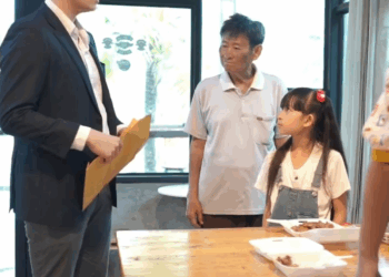 [หนังเต็มเรื่อง] 509H0815 T แต่งตัวแบบนี้กล้าเข้ามากินอาหารร้านหรูๆแบบนี้ได้ยังไง