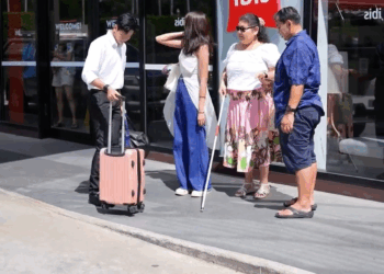 [หนังเต็มเรื่อง] 719H0815 E สามีคิดว่าเธอมองไม่เห็นจึงวางแผนให้ตกน้ำ แต่โทษทีเธอเห็นทุ