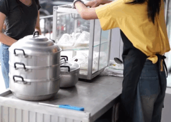 [หนังเต็มเรื่อง] 507H0805 B แม่ค้าใจดี แจกซาลาเปาฟรีให้เด็กจรจัด