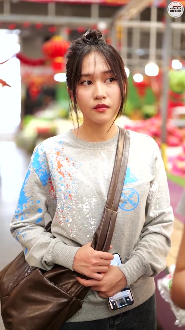 [หนังเต็มเรื่อง] 509H0805 B แม่ค้าขายผลไม้โกงตราชั่ง ขายเก็บราคาต่อหน้าท่านประธาน