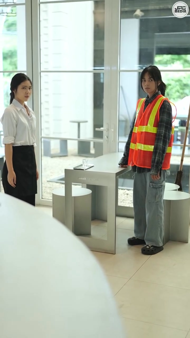 [หนังเต็มเรื่อง] 522H0805 B คนเก็บขยะเข้าร้านอาหารหรู แต่โดนผู้จัดการดูถูก