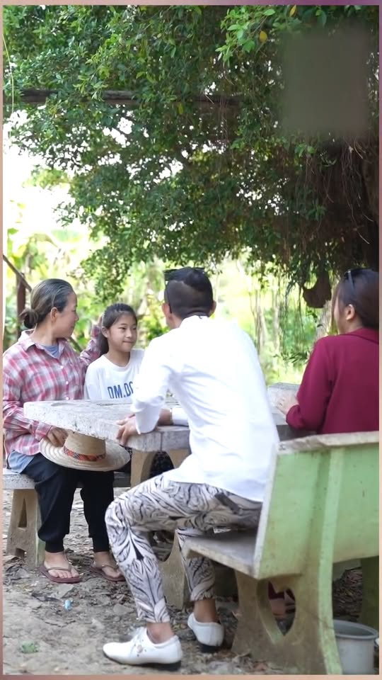 [หนังเต็มเรื่อง] 579H0825 S ยายแก่ใช้แบงค์พันปลoมไปหลoกคนอื่น