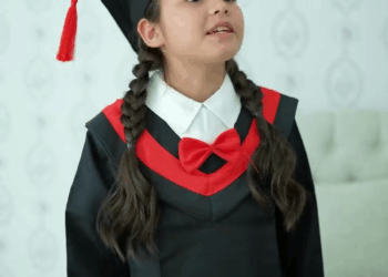 [หนังเต็มเรื่อง] 474H0815 E ลูกคนใช้ไม่มีสิทธิ์ อย่าเสนอหน้ามาถ่ายเซลฟี่กับลูกเศรษฐีในงานรับปริญญาเด็ดขาด